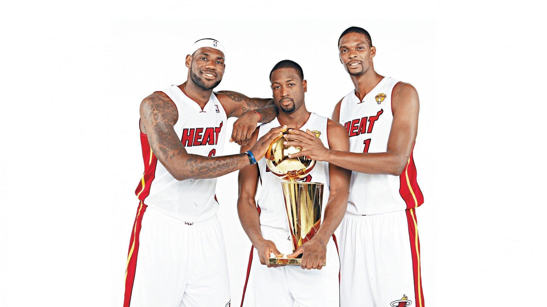 勇士队更新伤情，库里确诊左腿股四头肌挫伤，季后赛前景蒙上阴影